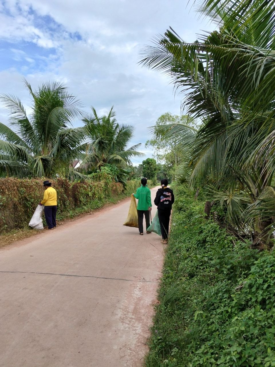 Kampot Stay Nature Cleaning Activity